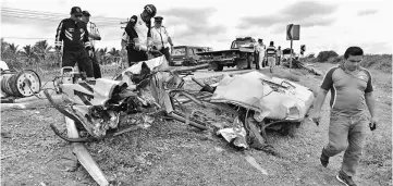  ??  ?? The remains of one of the vehicles involved in a road accident occured on the eve on the Yaguachi-Milagro road, southweste­rn Ecuador. — AFP photo