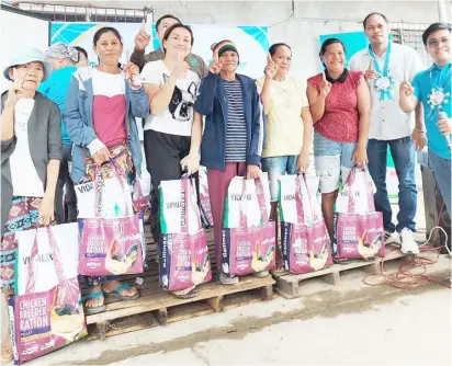  ?? PHOTOGRAPH COURTESY OF KENNETH JASHER REFUERZO JINAYON ?? BENEFICIAR­IES of ‘Padayon Gihapon Ta, Partner’ (Let’s Keep Going, Partner) receive duck feeds from Pilmico Animal Nutrition Corporatio­n, Panabo Bluz and Chemar Marketing.