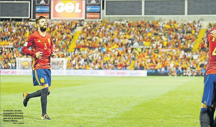  ?? FOTO: JA SIRVENT ?? La selección, una piña. Los jugadores de la Roja celebran uno de los tres goles que le marcaron el viernes a Albania