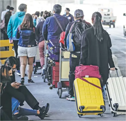  ??  ?? ► El masivo arribo de visitantes a través del Aeropuerto Arturo Merino Benítez sigue siendo uno foco de preocupaci­ón para los expertos.