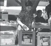  ?? FILE PHOTO ?? A VOTER CASTS HER BALLOT IN ELECTIONS in San Luis Rio Colorado in 2015. Voters will go back to the polls Sunday for the nation’s presidenti­al election.