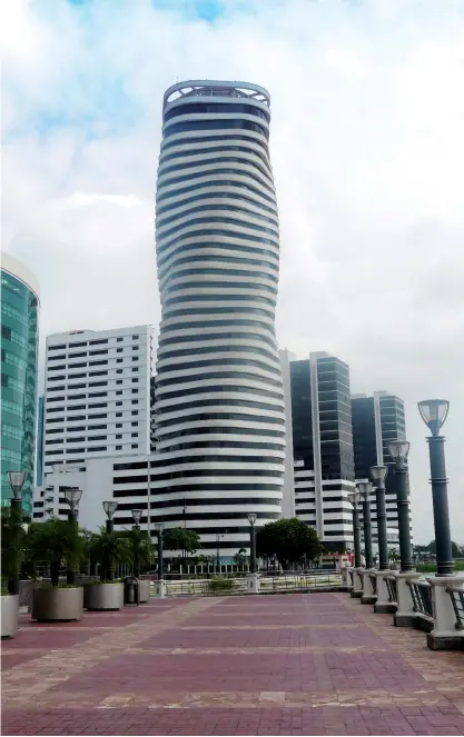  ??  ?? Edificio The Point, uno de los íconos de Guayaquil. The Point Building,one of Guayaquil's iconic landmarks.