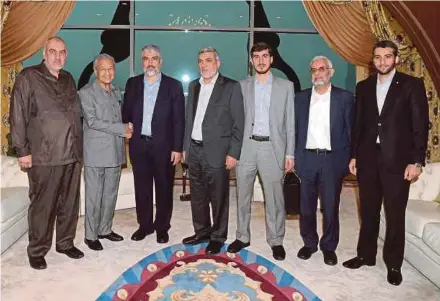  ?? BERNAMA PIC ?? Prime Minister Tun Dr Mahathir Mohamad with former Hamas chief Khalid Meshaal (third from left) and his delegation in Putrajaya yesterday.