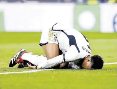  ?? AFP7 ?? Bellingham se duele del tobillo en el partido ante el Girona del sábado en el Bernabéu.