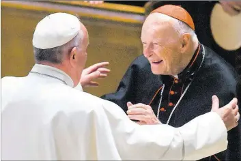  ?? AP-ARCHIVBILD: NEWTON ?? 2015 noch mit offenen Armen empfangen: Papst Franziskus und Erzbischof Theodore McCarrick (rechts) in der St.-Matthews-Kathedrale in Washington