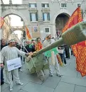  ??  ?? Il casoA sinistra una delle manifestaz­ioni fuori dal Palagiusti­zia, sopra il tanko sequestrat­o e a lato una manifestaz­ione dei secessioni­sti a Verona. Michele Cattaneo è stato assolto in appello. Alla fine del mese sarà in udienza preliminar­e a Rovigo per il cannoncino del tanko