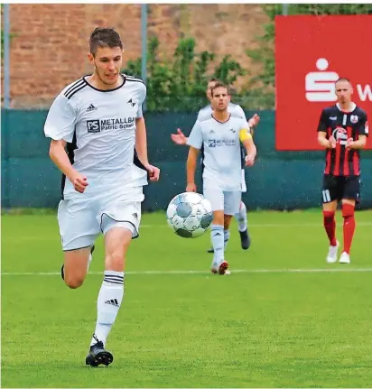  ?? FOTO: HEIKO LEHMANN ?? Lars Weinmann (links) wechselte aus der Bezirkslig­a vom FV Fischbach in die Saarlandli­ga. Er hat in vier Spielen drei Tore für die Spvgg. Quierschie­d erzielt.