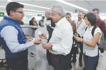  ??  ?? El presidente Andrés Manuel López Obrador abordó ayer su vuelo rumbo a Veracruz, desde el Aeropuerto Internacio­nal de la Ciudad de México. El titular del Ejecutivo federal viajó en una aeronave de la empresa Aeromar.