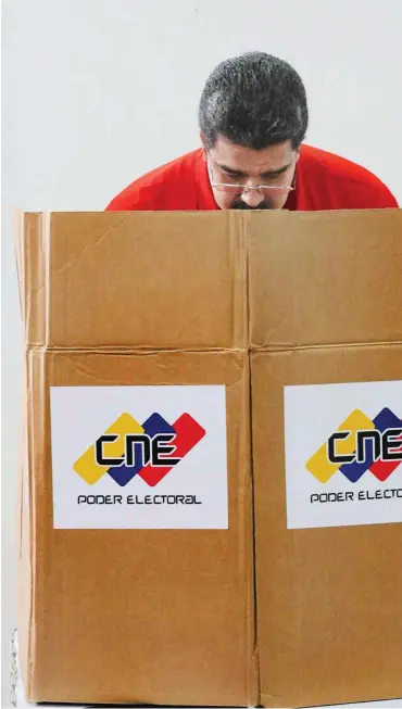  ?? Foto: imago/Xinhua ?? Poder Electoral: Venezuelas Präsident Nicolas Maduro gibt seine Stimme im Auftrag der Wahlbehörd­e ab.