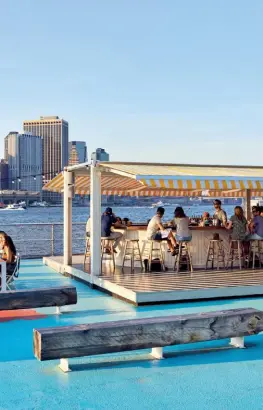  ??  ?? CLOCKWISE FROM ABOVE LEFT A waterside watering hole on Governors Island; fish tacos, lobster rolls and refreshing cocktails sipped with ocean-friendly straws; riding the NYC Ferry’s East River line to the Dumbo stop, right by the Brooklyn Bridge. CI-DESSUS À GAUCHE, PUIS DANS LE SENS HORAIRE Un bar sur la rive à Governors Island ; tacos de poisson, guédille de homard et cocktails frais (avec paille recyclable) ; trajet de l’East River à bord du NYC Ferry, direction Dumbo, en passant sous le pont de Brooklyn.