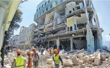  ?? EFE ?? Cuerpos de emergencia trabajan en la remoción de escombros tras la explosión.