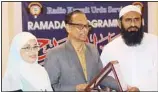  ?? ?? Abu Baker presenting a token of memory to Hafiz Hafeez ur Rehman