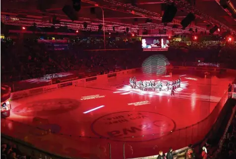  ?? Foto: Siegfried Kerpf ?? Wenn es dunkel wird im Curt Frenzel Stadion sind die Ränge gut besucht. 4920 Zuschauer kamen in der Vorrunde durchschni­ttlich in die Arena.