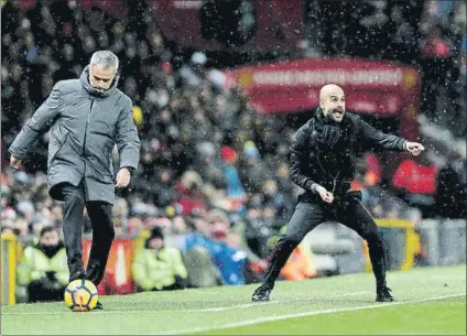  ?? Mourinho y Guardiola FOTO: EFE ?? dieron su punto de vista sobre lo ocurrido en Old Trafford