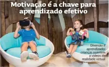  ??  ?? Diversão e aprendizad­o: crianças assistem a vídeos de realidade virtual