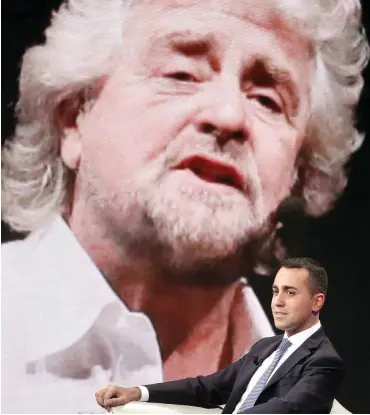  ?? Foto: imago/Samantha Zucchi ?? Vom Übervater alleingela­ssen: Spitzenkan­didat Luca Di Maio vor dem Abbild Beppe Grillos.