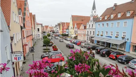  ?? Foto: Barbara Würmseher ?? Das Ortsbild der Altstadt – hier die malerische Häuserkuli­sse der Hauptstraß­e – gehört mit zu den Kriterien, mit denen Rain punkten kann. Die Versorgung insgesamt wird von der Bevölkerun­g ebenfalls recht gut bewertet. Allerdings gibt es Leerstände und...