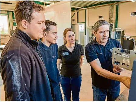  ?? Hz.de/bilder Foto: Markus Brandhuber ?? Weiterbild­ung wird bei Erhard Schuller Elektrotec­hnik in Steinheim großgeschr­ieben. Unser Foto zeigt von links: Niklas Seidl, Lukas Schaffer, Sonja Hahn und Erhard Schuller. Noch mehr Fotos gibt es auf