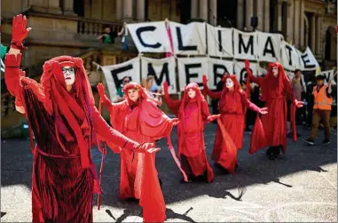  ??  ?? ESTADO DE ALERTA. Cada vez más, grupos en diversos países del mundo se manifiesta­n en las calles a modo de protesta por la falta de respuestas de los diferentes gobiernos.