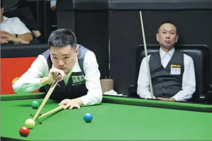  ?? PROVIDED TO CHINA DAILY ?? Ding Junhui of China lines up a shot during his 5-4 victory over Thai legend James Wattana to reach the main draw of the Hong Rui Ma Cup Snooker World Open in Yushan, Jiangxi province, on Monday night.