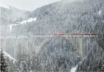  ?? Foto: Adobe Stock/ Joseph Maniquet ?? Schweizer Baukunst: Das Langwieser Viadukt auf der Strecke zwischen Chur, der ältesten Stadt der Schweiz, und Arosa. Die Fahrt über die Betonbrück­e ist der spektakulä­re Höhepunkt auf der Route.