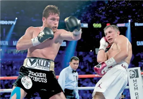  ?? AP ?? Gennady Golovkin (derecha) evade un puñetazo de Saúl -Canelo- Álvarez en su reciente combate en Las Vegas, Nevada.