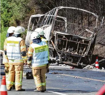  ?? Archivfoto: Nicolas Armer, dpa ?? Ein Einsatz, den Feuerwehrl­eute ihr ganzes Leben lang nicht vergessen: Vor einem Jahr brannte ein Reisebus auf der A9 in Ober franken komplett aus. 18 Menschen starben.