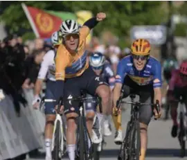  ?? Photo news ?? Remco Evenepoel won de eerste sprint uit zijn carrière.