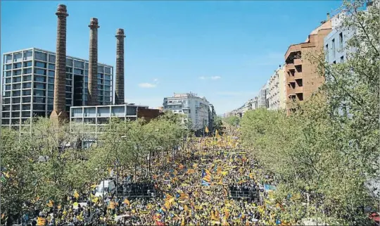  ?? DAVID RAMOS / GETTY ?? El Paral·lel se tiñe de amarillo.
A la manifestac­ión acudieron 315.000 personas, según la Guardia Urbana