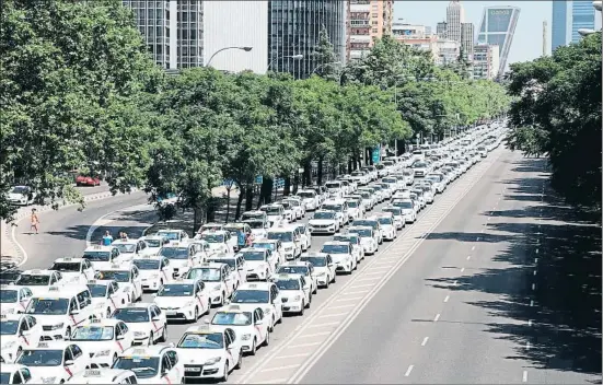  ?? EMILIA GUTIÉRREZ ?? Bloqueig. Centenars de taxistes van bloquejar ahir el passeig de la Castellana com a mesura de pressió durant la negociació amb Foment