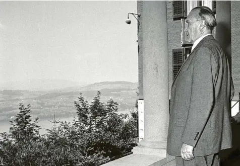  ?? Foto: Ullstein, dpa ?? Bundeskanz­ler Konrad Adenauer im Jahr 1952 auf dem Bürgenstoc­k in der Schweiz.