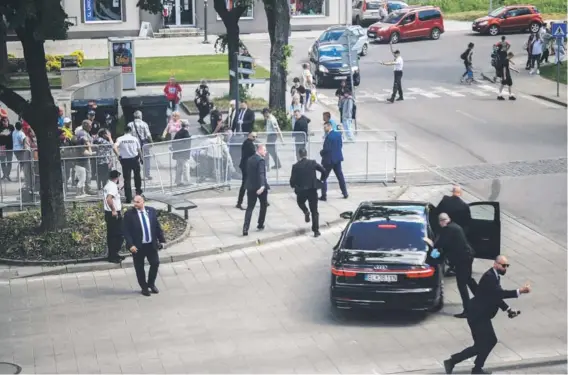  ?? ?? ► Agentes de seguridad trasladan al premier de Eslovaquia, Robert Fico, tras el ataque en Handlova.