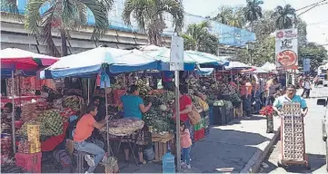  ?? ?? Queja. Vendedores piden a alcaldía y a la Dirección de Obras Municipale­s que resuelvan problema.