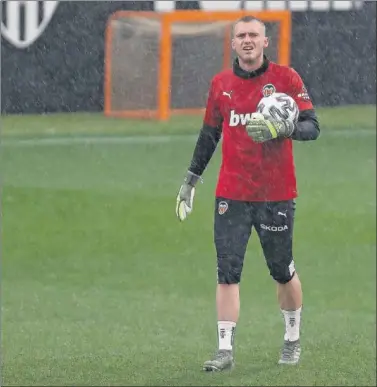  ??  ?? Cillessen, que regresará hoy al once titular, durante el entrenamie­nto de ayer bajo una intensa lluvia.