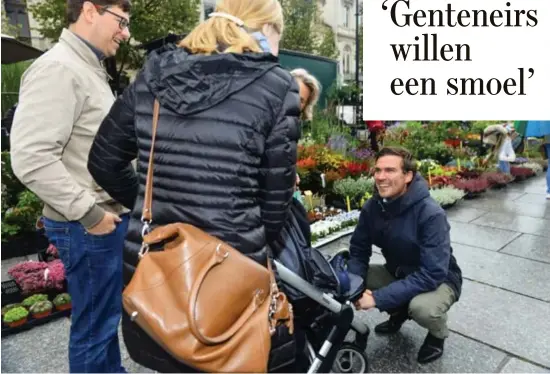  ?? © Bart Dewaele ?? Campagne voeren is speeddaten, ook op de Kouter, waar de wekelijkse bloemenmar­kt plaatsvind­t.