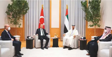  ?? WAM ?? ■
His Highness Shaikh Mohammad Bin Zayed Al Nahyan, Crown Prince of Abu Dhabi Deputy Supreme Commander of the UAE Armed Forces with Recep Tayyip Erdogan, President of Turkey, during an official visit reception, at Qasr Al Watan yesterday.