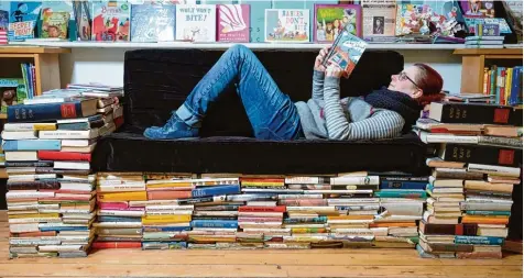  ?? Foto: Sebastian Willnow, dpa ?? Die Freizeit mit Büchern zu gestalten, das kommt inzwischen für immer weniger Menschen infrage.