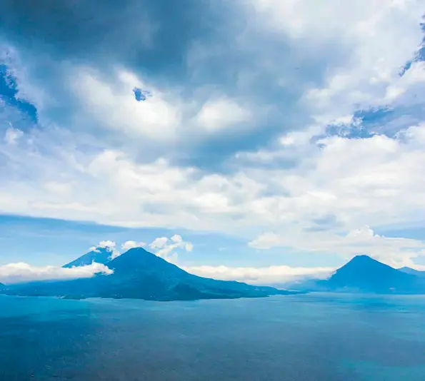  ??  ?? Los vientos de Atitlán son idóneos para volar en parapente, desde donde se tienen vistas espectacul­ares de los pueblos que rodean el lago y sus volcanes.