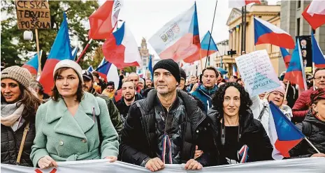  ?? Foto: Petr Topič, MAFRA ?? V čele Ladislav Vrabel (uprostřed v popředí) při demonstrac­i 17. listopadu zastavil i dopravu na pražské magistrále.