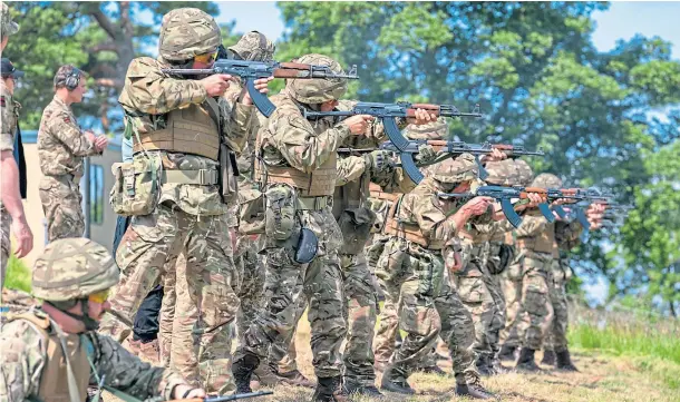  ?? ?? PREPARING FOR ACTION: New recruits to the Ukrainian army being trained by UK armed forces personnel at a military base near Manchester.