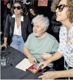  ?? Jordi Otix ?? Almodóvar, ayer, durante su estreno en una jornada de Sant Jordi.