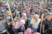  ?? REUTERS ?? Rohingya refugees wait to receive humanitari­an aid at the Balu Khali refugee camp near Cox's Bazar on Friday.