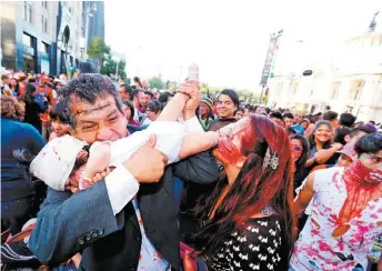  ?? JAVIER RÍOS ?? Caminaron por avenida Juárez atacando incluso a menores.