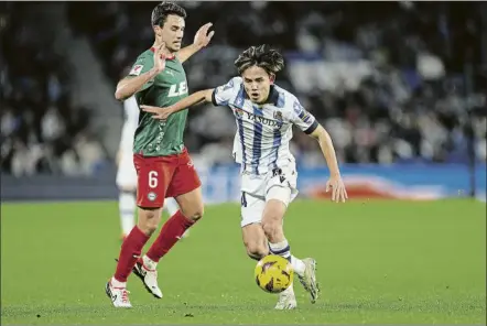  ?? FOTO: gETTY IMAgES ?? Ander Guevara deja pasar a su excompañer­o Take Kubo para no hacer falta en el partido de la primera vuelta en Anoeta