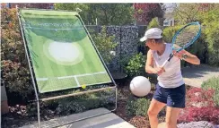  ?? FOTO: ADAMS ?? Reinhilde Adams rangiert bei den Senioren auf dem dritten Platz in der Weltrangli­ste und trainiert an der Ballwand Tennis in ihrem Garten.