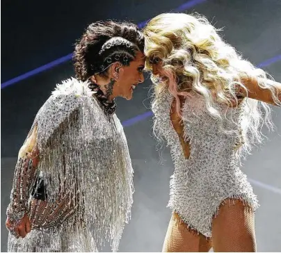  ?? Marco Ugarte / AP ?? Las cantantes mexicanas Gloria Trevi (der.) y Alejandra Guzmán, durante su concierto en la Arena Ciudad de México, el jueves 22 de junio de 2017.