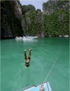  ??  ?? Navegación desde Koh Phi Phi. Derecha: en Khai Nui están las aguas más cristalina­s de todo el viaje. Un lugar imposterga­ble al visitar Tailandia. Der.: playa junto al resort Zeavola. Los verdes se funden en el paisaje.