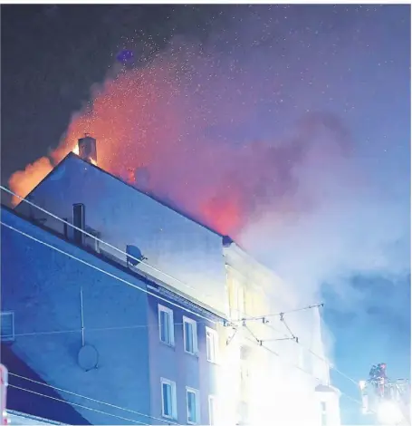  ?? FOTO: GIANNI GATTUS ?? Im Treppenhau­s des Mehrfamili­enhauses an der Grünewalde­r Straße, in dem in der Nacht auf Montag ein Feuer ausbrach, stellten die Sachverstä­ndiger der Kriminalpo­lizei Reste von Brandbesch­leuniger fest.