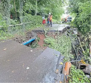  ?? Picture: Dougie Nicolson. ?? Storm damage to Station Road, Forgandenn­y.