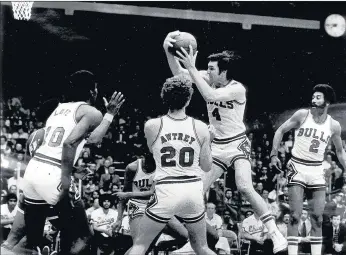  ?? /PHIL MASCIONE / CHICAGO TRIBUNE ?? Jerry Sloan (4) pulls down a rebound amidst a herd of Bulls, including Bob Love (10), Dennis Awtrey (20) and Norm Van Lier (2). Sloan came to Chicago from the Baltimore Bullets (now Washington Wizards) in the 1966 expansion draft.